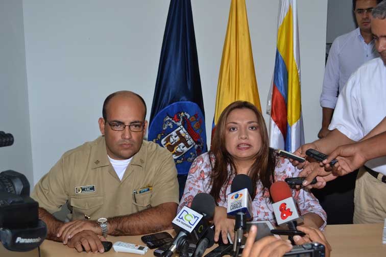 Luz Helena Sarmiento, directora de Licencias Ambientales y Guillermo Díaz Peña, director de la capitanía del puerto de Santa Marta durante la rueda de prensa.